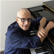 Docente di pianoforte, impartisce lezioni private